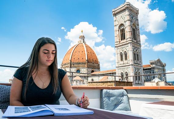 An image of student completing independent work in Florence, 意大利.