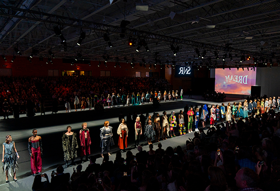 Image of the 银针跑道 fasion show.